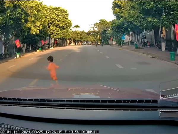 Em bé chạy ào sang đường ngay trước mặt ô tô khiến nhiều người thót tim