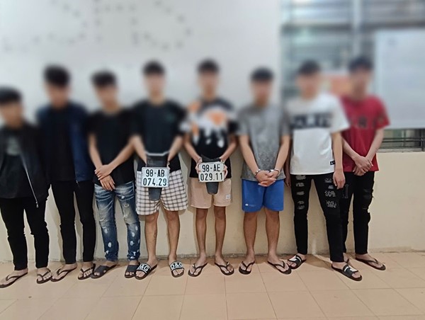 Bắt nhóm thanh thiếu niên đi xe máy tốc độ cao, chặt biển số xe của người đi đường
