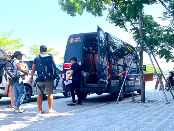 Quy định lỏng lẻo: Xe hợp đồng sẽ bóp nghẹt taxi ?