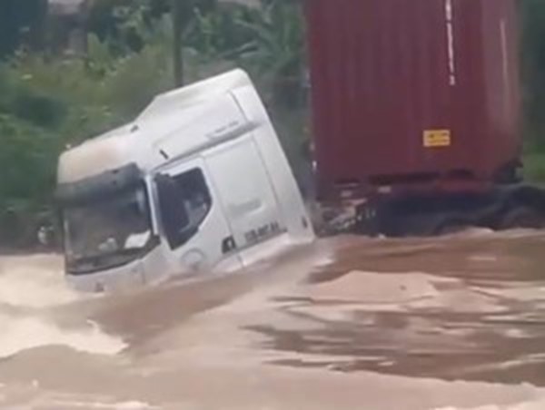 Tặng bằng khen cho 2 người dân cứu lái xe bị lũ cuốn tại Bắc Giang