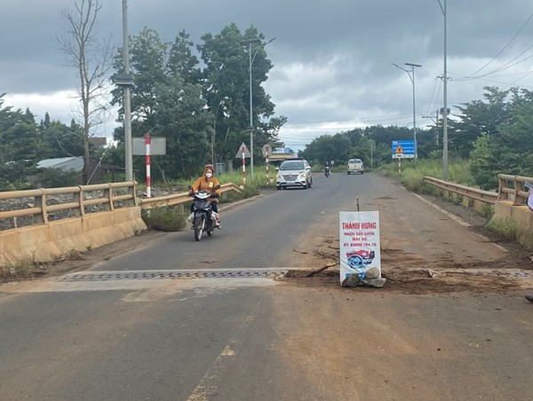 Đắk Nông: mặt cầu hư hỏng nguy hiểm nhưng chưa có đơn vị nào xử lý