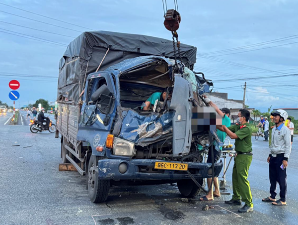 Va chạm giữa hai xe tải, một tài xế kẹt cứng trong cabin tử vong