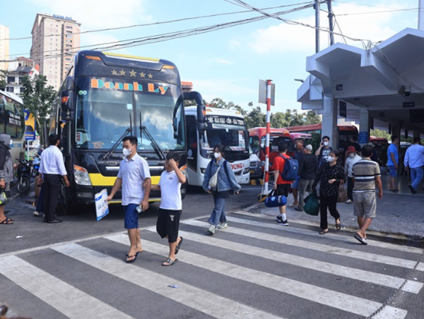 Người dân đổ về bến xe rời Thủ đô nghỉ lễ Quốc khánh 2/9