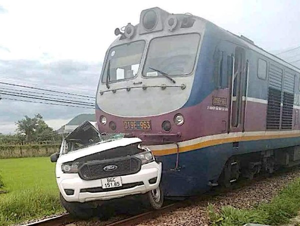Tài xế trong vụ xe ô tô bị tàu hoả kéo lê 300m ở Bình Thuận đã tử vong