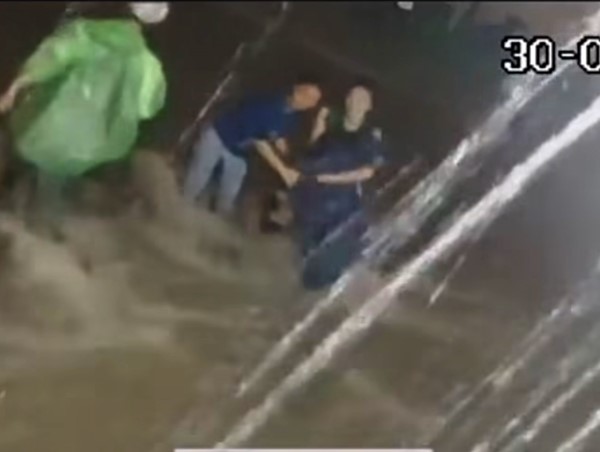 Kon Tum: 3 người hợp lực cứu cụ ông bán vé số bị nước cuốn trôi trên đường