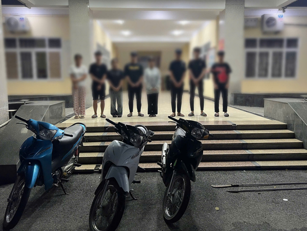 Xử lý nghiêm nhóm học sinh Chương Mỹ lạng lách đánh võng, mang hung khí trên đường