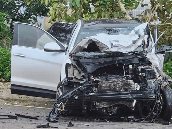 Xe máy đấu đầu ô tô 2 người tử vong