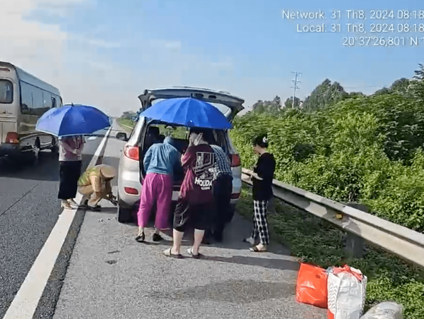 Cảnh sát giao thông giúp tài xế thay lốp xe trên cao tốc Mai Sơn - Quốc lộ 45