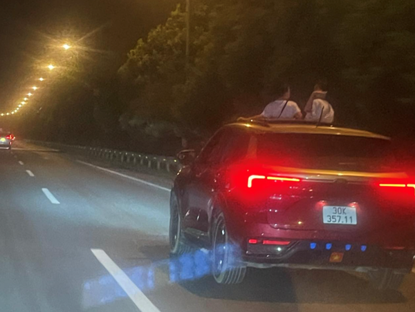 Thò người qua cửa sổ trời ô tô trên cao tốc Nhật Tân - Nội Bài