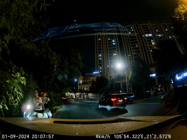 Không đội mũ bảo hiểm chở theo trẻ em, người phụ nữ đi ngược chiều đối đầu xe con