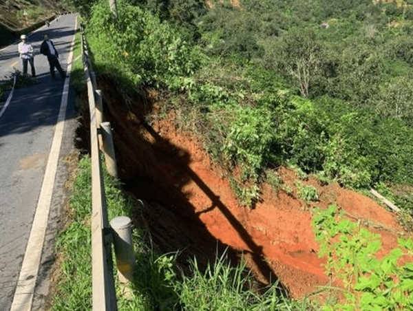 Xuất hiện điểm sạt lở sâu gần 10m, dài 18m trên Quốc lộ 20 qua Đà Lạt