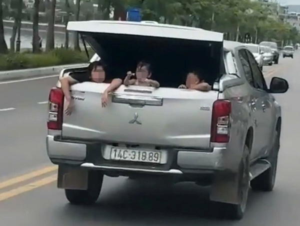 Chở trẻ em trên thùng xe bán tải là chủ quan trước hiểm hoạ