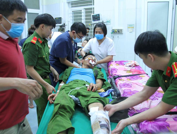 Thông chốt giao thông, một đối tượng đâm trực diện trưởng công an xã