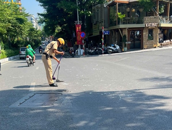 Hà Nội: CSGT kịp thời dọn dẹp kính vỡ rơi vãi trên đường