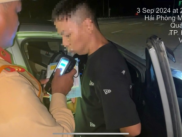 Vi phạm nồng độ cồn ở mức rất cao, tài xế vẫn chở vợ và con nhỏ đi trên cao tốc