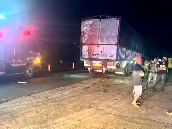 Đắk Lắk: xe tải tai nạn trong đêm, 2 người thương vong