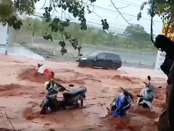 Lũ cát cuốn trôi cô gái đi xe máy ở TP Phan Thiết