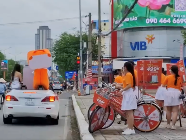 Sẽ xử lý tài xế chở 2 người ngồi vắt vẻo trên cửa xe mui trần ở Cần Thơ