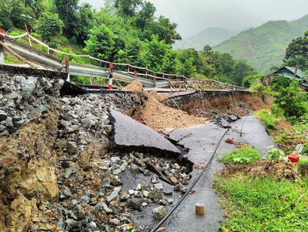 Bão số 3 gây mưa lớn làm sạt lở nghiêm trọng trên quốc lộ 15C