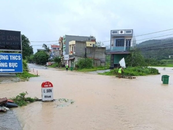 Lạng Sơn: nhiều tuyến giao thông bị sạt lở nghiêm trọng do bão số 3