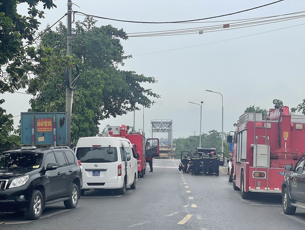 Tìm người, phương tiện và các thông tin liên quan vụ sập cầu Phong Châu