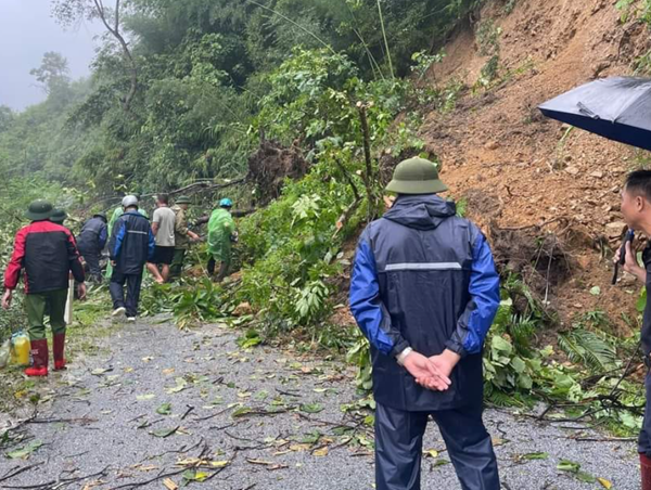 Tìm thấy 2 người tử vong trong vụ xe khách và xe con bị lũ cuốn tại Cao Bằng