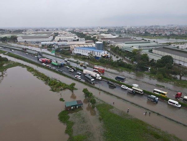 Các phương tiện lưu thông trở lại trên một làn đường cao tốc Pháp Vân - Cầu Giẽ