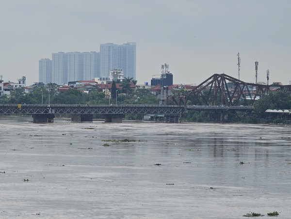 Nước sông Hồng dâng cao sát cầu Chương Dương, Long Biên