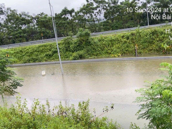 Phân luồng giao thông do mưa ngập và sạt lở trên cao tốc Nội Bài - Lào Cai