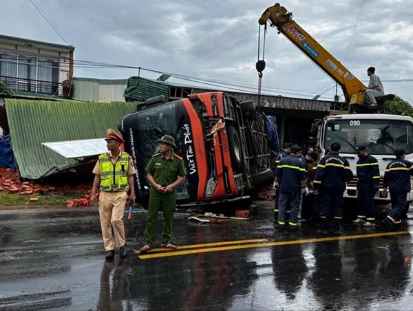 Lật xe khách giường nằm tại Đắk Lắk nhiều người thương vong
