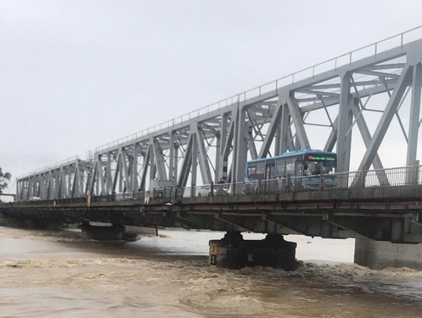 Vận hành trở lại 7 tuyến xe buýt qua cầu Đuống