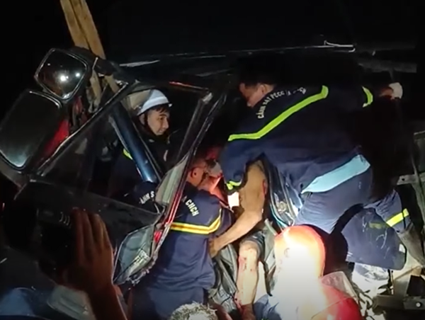 Hà Nội: va chạm giữa hai xe đầu kéo, tài xế mắc kẹt trong cabin