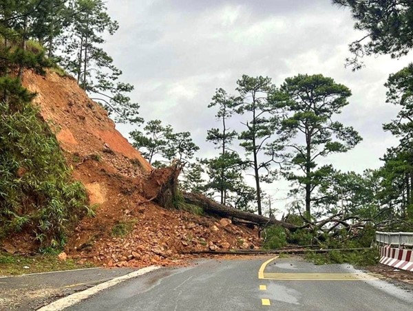 Lâm Đồng: sạt lở tại đèo D’ran, tạm dừng các phương tiện lưu thông