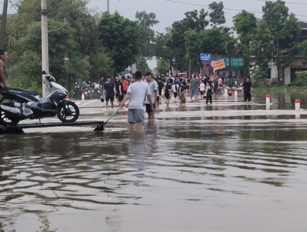Cấm xe qua khu vực ngập úng trên đường Tam Chúc - Khả Phong