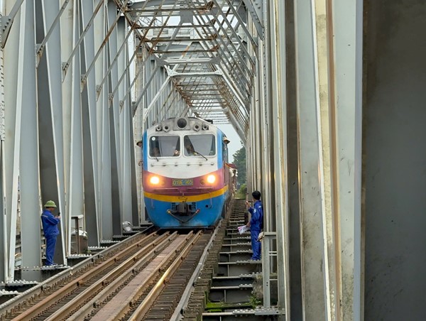 Đường sắt sẽ thông tàu qua cầu Long Biên và cầu Đuống từ chiều nay 13/9