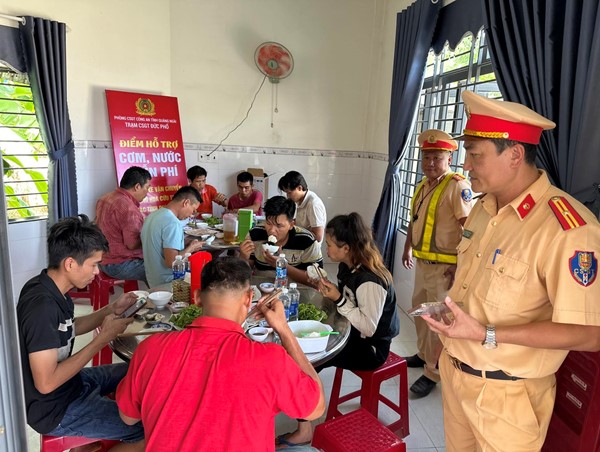 CSGT Quảng Ngãi hỗ trợ cơm, nước miễn phí cho đoàn xe cứu trợ miền Bắc