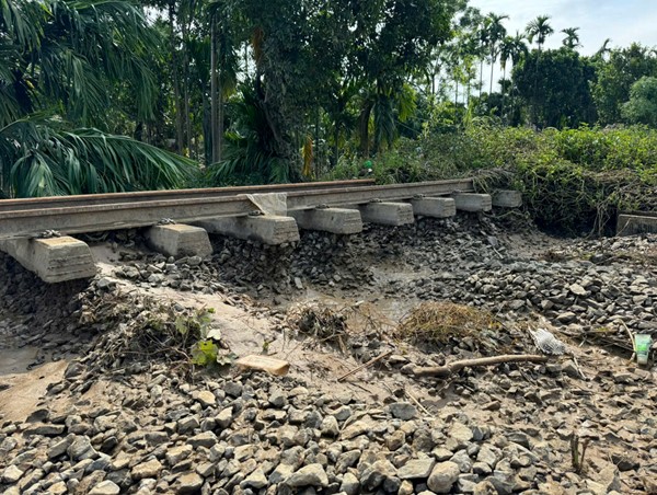 Hạ tầng đường sắt hư hỏng nặng sau bão