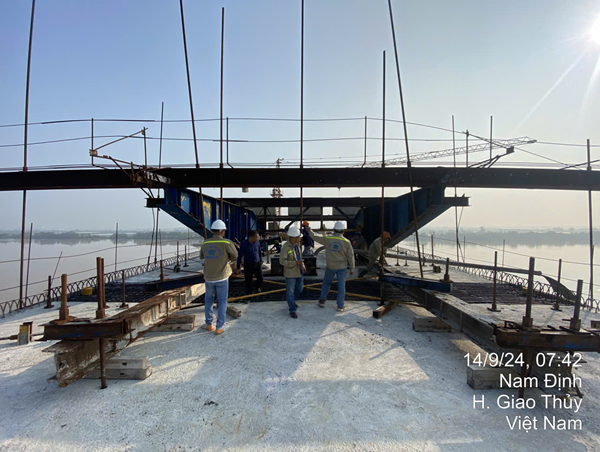 Hợp long cầu vượt sông Hồng gần 1.000 tỷ đồng nối Thái Bình - Nam Định