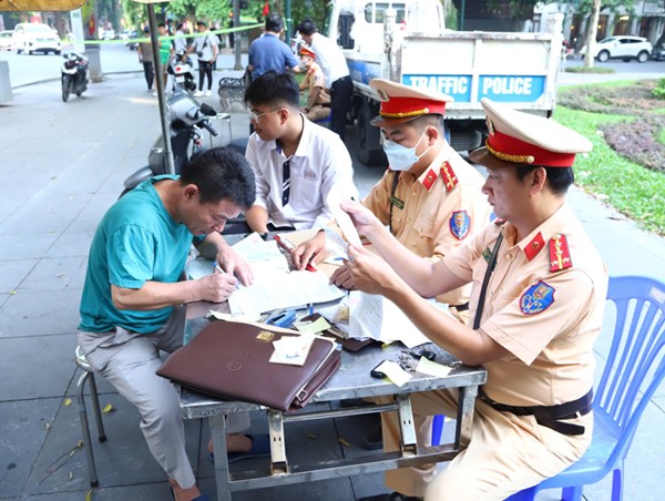 Giao xe máy cho con chưa đủ tuổi là phạm pháp