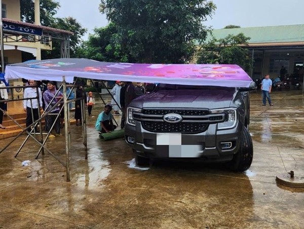 Lùi ô tô trong sân trường, một học sinh lớp 2 bị cán tử vong