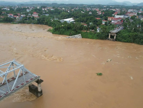 Khẩn trương nghiên cứu đầu tư xây dựng cầu Phong Châu mới, báo cáo trước ngày 1/10