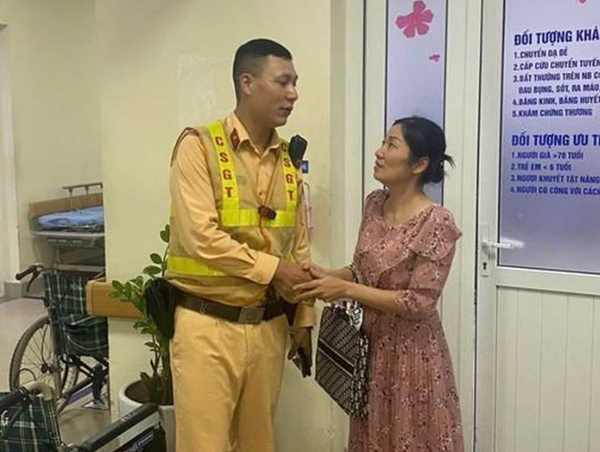 Hà Nội: CSGT kịp thời mở đường đưa sản phụ vỡ ối đến bệnh viện