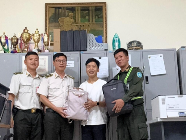 Trao trả 2 túi hành lý chứa nhiều tài sản giá trị do khách bỏ quên tại sân bay Vinh