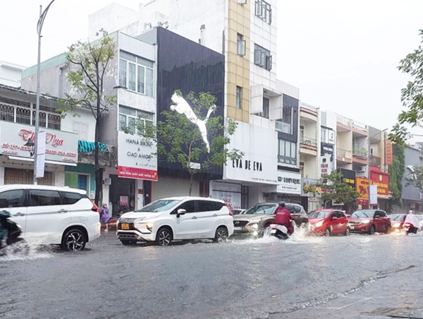 Đường phố Đà Nẵng ngập nặng sau mưa lớn
