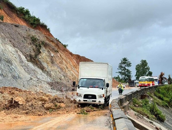 Nghệ An: mưa lớn khiến một số cung đường bị sạt lở