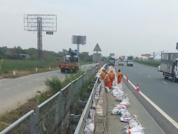 Xây tường chắn bê tông để chống ngập nước trên cao tốc Pháp Vân - Cầu Giẽ