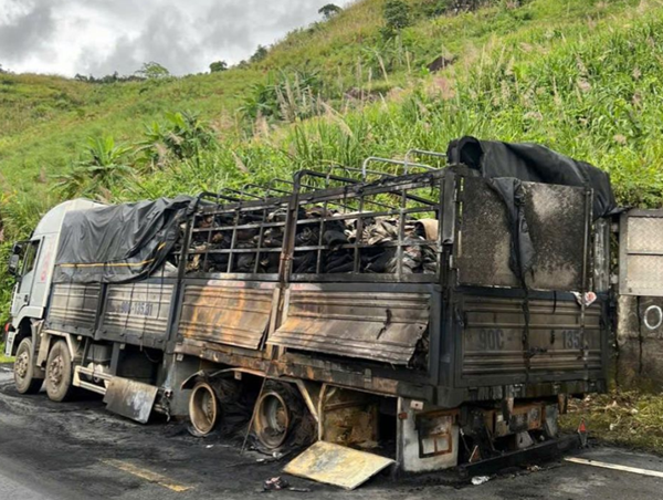Khánh Hòa: xe tải bùng cháy khi đổ đèo Khánh Lê, tài xế kịp thời thoát thân