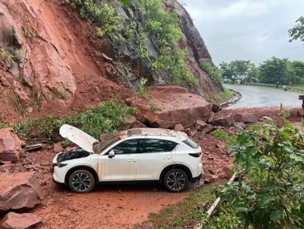 Sơn La: sạt lở khiến đá lăn trúng 2 ô tô, 8 người bị thương