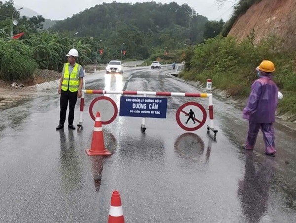 Hà Tĩnh: sạt lở đường lên Cửa khẩu Cầu Treo, giao thông chia cắt