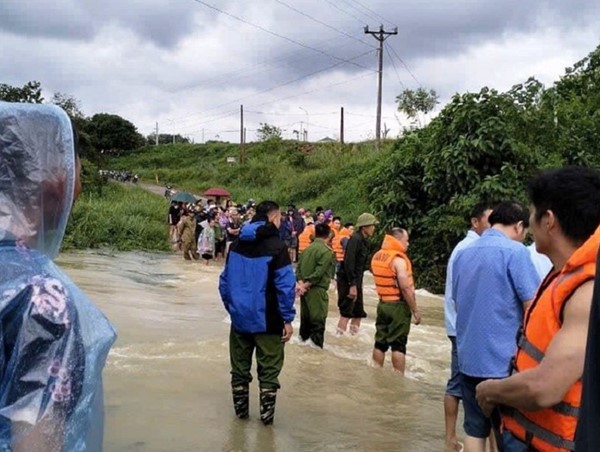 Thanh Hoá: chở cháu đến trường, chú bị lũ cuốn tử vong
